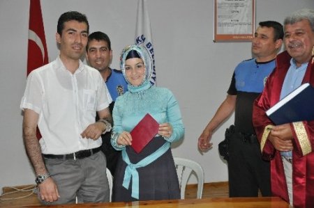 Kelepçeyle dünya evine girdiler