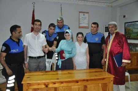 Kelepçeyle dünya evine girdiler