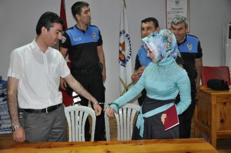 Kelepçeyle dünya evine girdiler