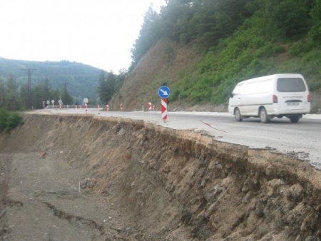 Keles Yolu Köstebek Yuvasına Döndü