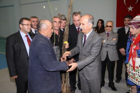 Kelesli çiftçilere 40 bin ceviz ve badem fidanı