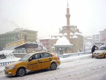 Kelkit'te kar kalınlığı 30 santimetreye ulaştı, okullar 1 gün tatil edildi