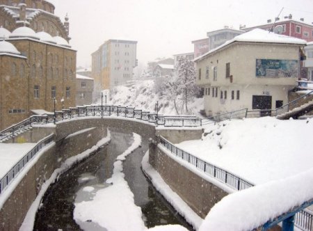 Kelkit'te kar kalınlığı 30 santimetreye ulaştı, okullar 1 gün tatil edildi