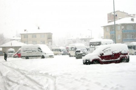 Kelkit'te kar kalınlığı 30 santimetreye ulaştı, okullar 1 gün tatil edildi