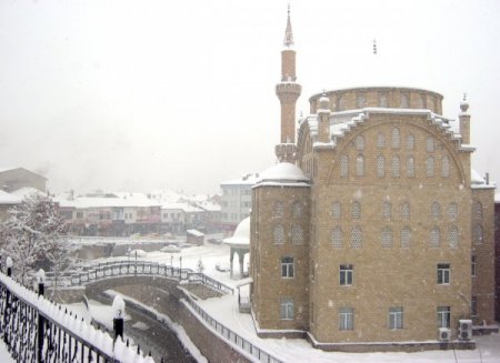 Kelkit'te kar kalınlığı 30 santimetreye ulaştı, okullar 1 gün tatil edildi