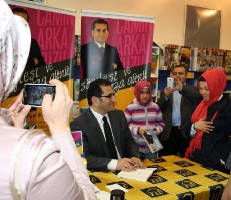 Kemal Gülen, kitabını imzalayıp, hayranlarıyla sohbet etti