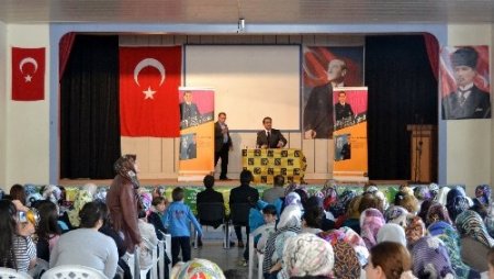 Kemal Gülen, kitabını imzalayıp, hayranlarıyla sohbet etti