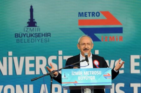 Kemal Kılıçdaroğlu Lemurları Eliyle Besledi