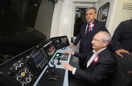 Kemal Kılıçdaroğlu Lemurları Eliyle Besledi