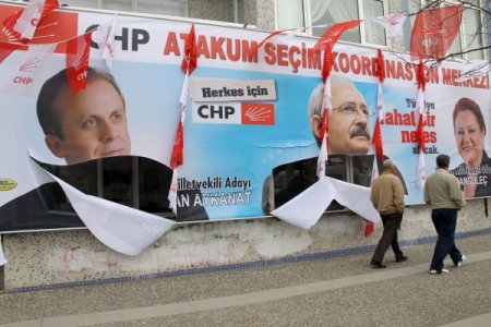 Kemal Kılıçdaroğlu'nun Afişini Yırttılar