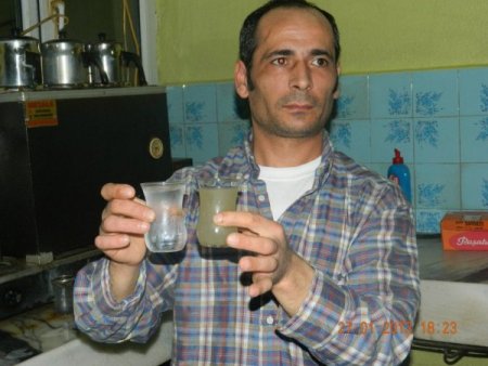 Kemalpaşa Kamber köyünde çeşmelerden bir haftadır çamur akıyor