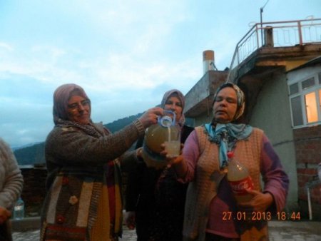 Kemalpaşa Kamber köyünde çeşmelerden bir haftadır çamur akıyor