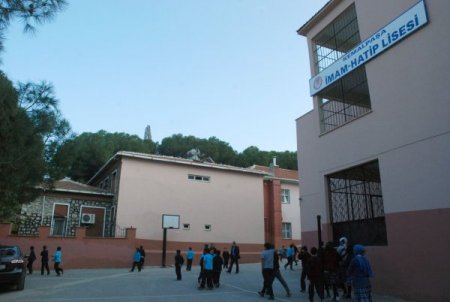 Kemalpaşalılar, 28 Şubat'ta kapatılan imam hatip lisesini geri istiyor