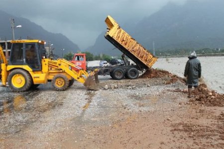 Kemer Belediyesi Sel Ve Fırtına Sonrası Onarım Çalışmalarını Sürdürüyor