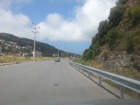 Kemer yoluna korkuluk yapılıyor