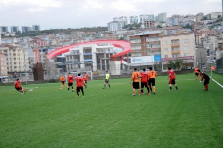 Kemik seslerinin geldiği futbol turnuvasında imamlar centilmenlik sergilendi