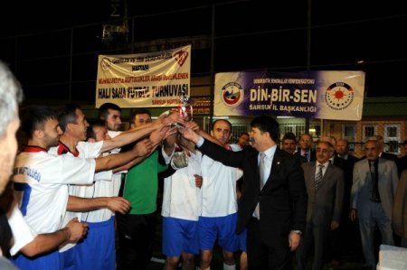 Kemik seslerinin geldiği futbol turnuvasında imamlar centilmenlik sergilendi