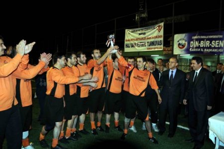 Kemik seslerinin geldiği futbol turnuvasında imamlar centilmenlik sergilendi