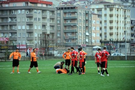 Kemik seslerinin geldiği futbol turnuvasında imamlar centilmenlik sergilendi