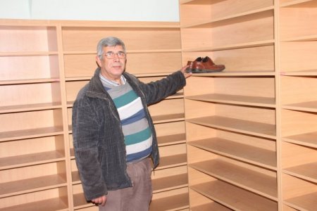Kendi ayakkabılarını bıraktı, dernek başkanının ayakkabılarını aldı