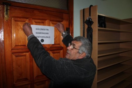 Kendi ayakkabılarını bıraktı, dernek başkanının ayakkabılarını aldı