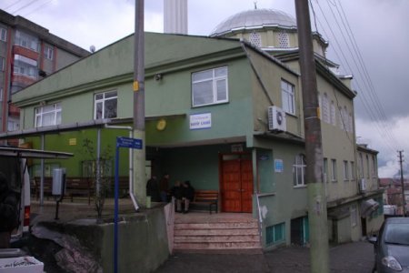 Kendi ayakkabılarını bıraktı, dernek başkanının ayakkabılarını aldı