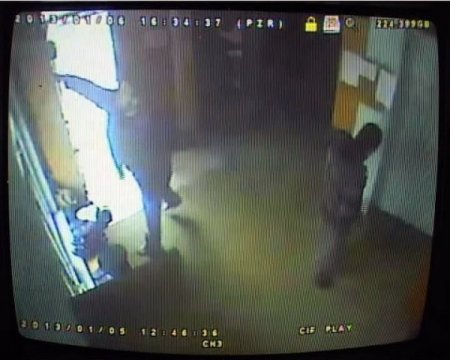 Kendi ayakkabılarını bıraktı, dernek başkanının ayakkabılarını aldı