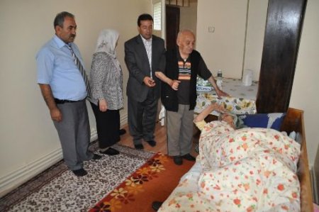 Kendileri Yaşlı Ve Bakıma Muhtaçken Yaşlı Annelerine De Bakıyorlar