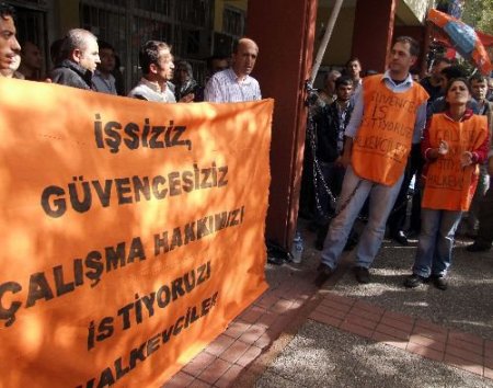 Kendilerini İş-kur'un Önüne Zincirlediler