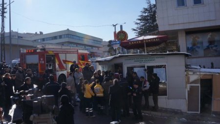 Kendilerini kilitledikleri büfede yakmak isteyen çift, güçlükle ikna edildi