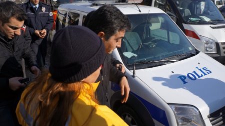 Kendilerini kilitledikleri büfede yakmak isteyen çift, güçlükle ikna edildi