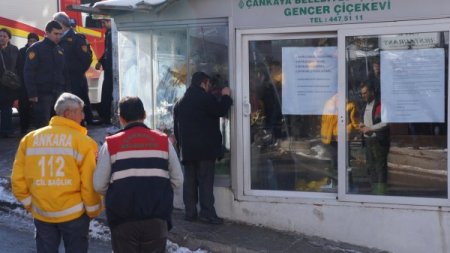 Kendilerini kilitledikleri büfede yakmak isteyen çift, güçlükle ikna edildi