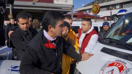 Kendilerini kilitledikleri büfede yakmak isteyen çift, güçlükle ikna edildi