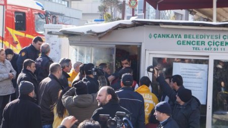Kendilerini kilitledikleri büfede yakmak isteyen çift, güçlükle ikna edildi