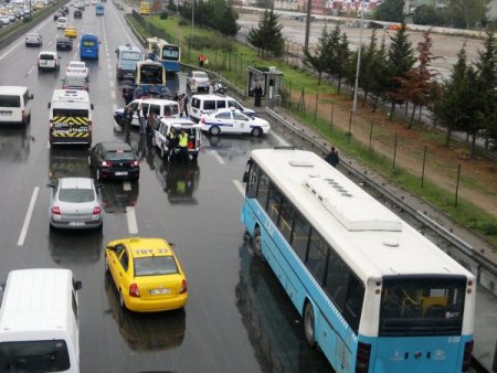 Kendisini bekleyen yolculara çarptı