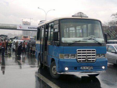 Kendisini bekleyen yolculara çarptı