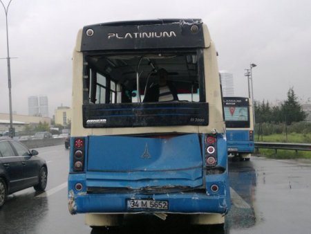 Kendisini bekleyen yolculara çarptı