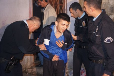 Kendisini bıçaklayan genci hastaneye gitmek için kız arkadaşı ikna etti