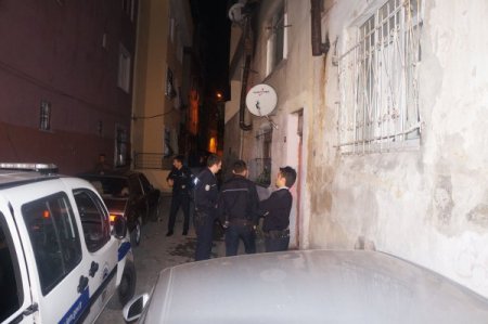 Kendisini bıçaklayan genci hastaneye gitmek için kız arkadaşı ikna etti