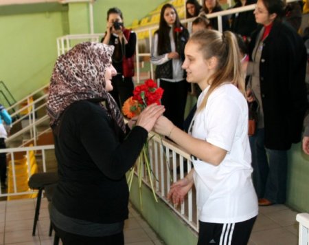 Kendisini ölümden kurtaran arkadaşı anısına voleybol turnuvası düzenledi