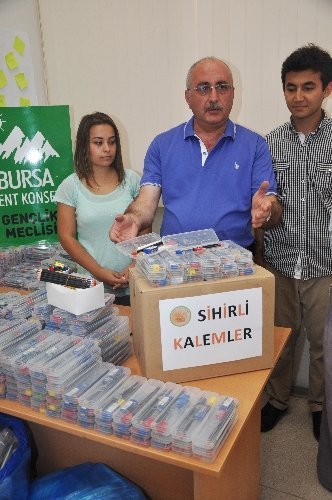 Kent Konseyi gençleri binlerce kutu kalem topladı