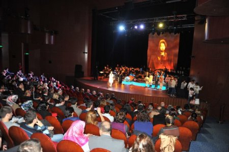 Kent Orkestrası, sezonu, şiddet olaylarında ölenler için verdiği konserle açtı