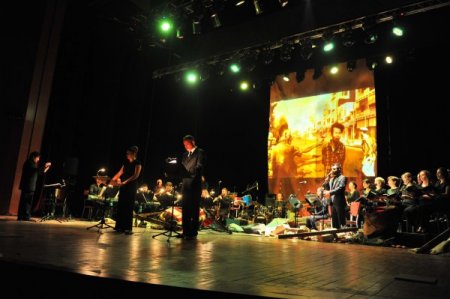 Kent Orkestrası, sezonu, şiddet olaylarında ölenler için verdiği konserle açtı