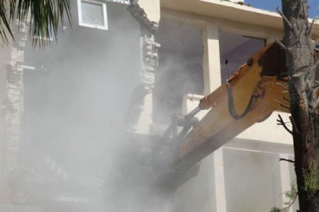 Kentsel Dönüşüm Projesi kapsamında askeri lojman yıkımı gerçekleştirildi