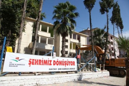 Kentsel Dönüşüm Projesi kapsamında askeri lojman yıkımı gerçekleştirildi