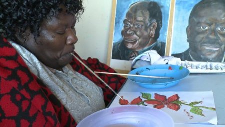 Kenya’da ağzıyla resim yapan engelli kadının hikâyesi (Özel)