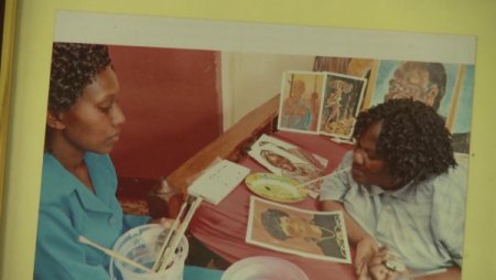 Kenya’da ağzıyla resim yapan engelli kadının hikâyesi (Özel)