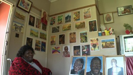 Kenya’da ağzıyla resim yapan engelli kadının hikâyesi (Özel)