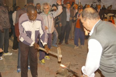 Kenyalı Sporcular Nevruzda Kolbastı Oynadı