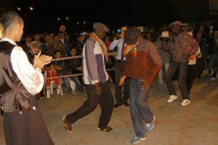 Kenyalı Sporcular Nevruzda Kolbastı Oynadı